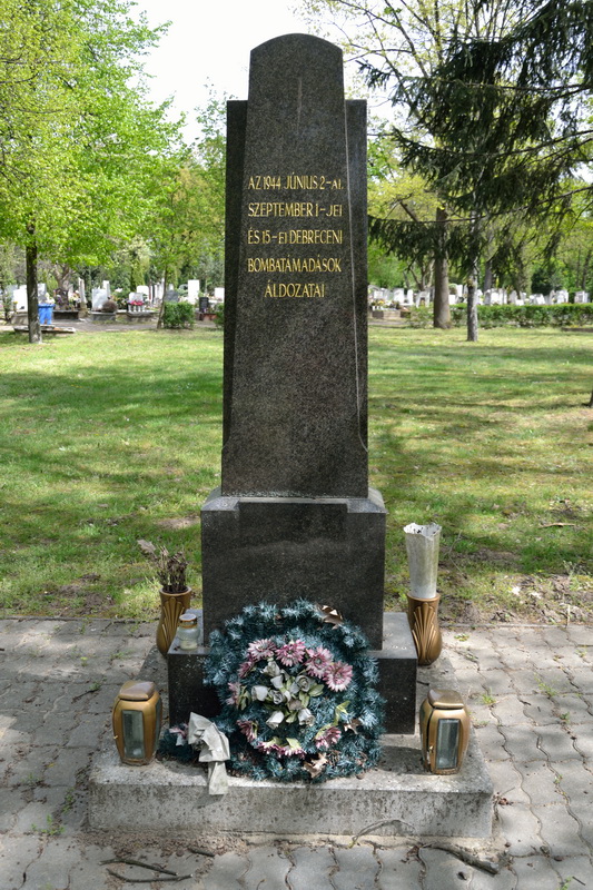 Die Gräber der Opfer der Bombardierungen auf dem städtischen Friedhof