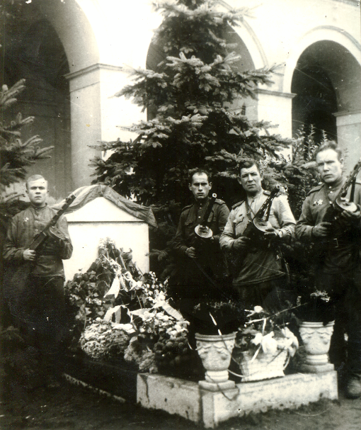 Gedenkfeier mit militärischen Ehren in Erinnerung an die 22 im Rathauspark begrabenen sowjetischen Soldaten