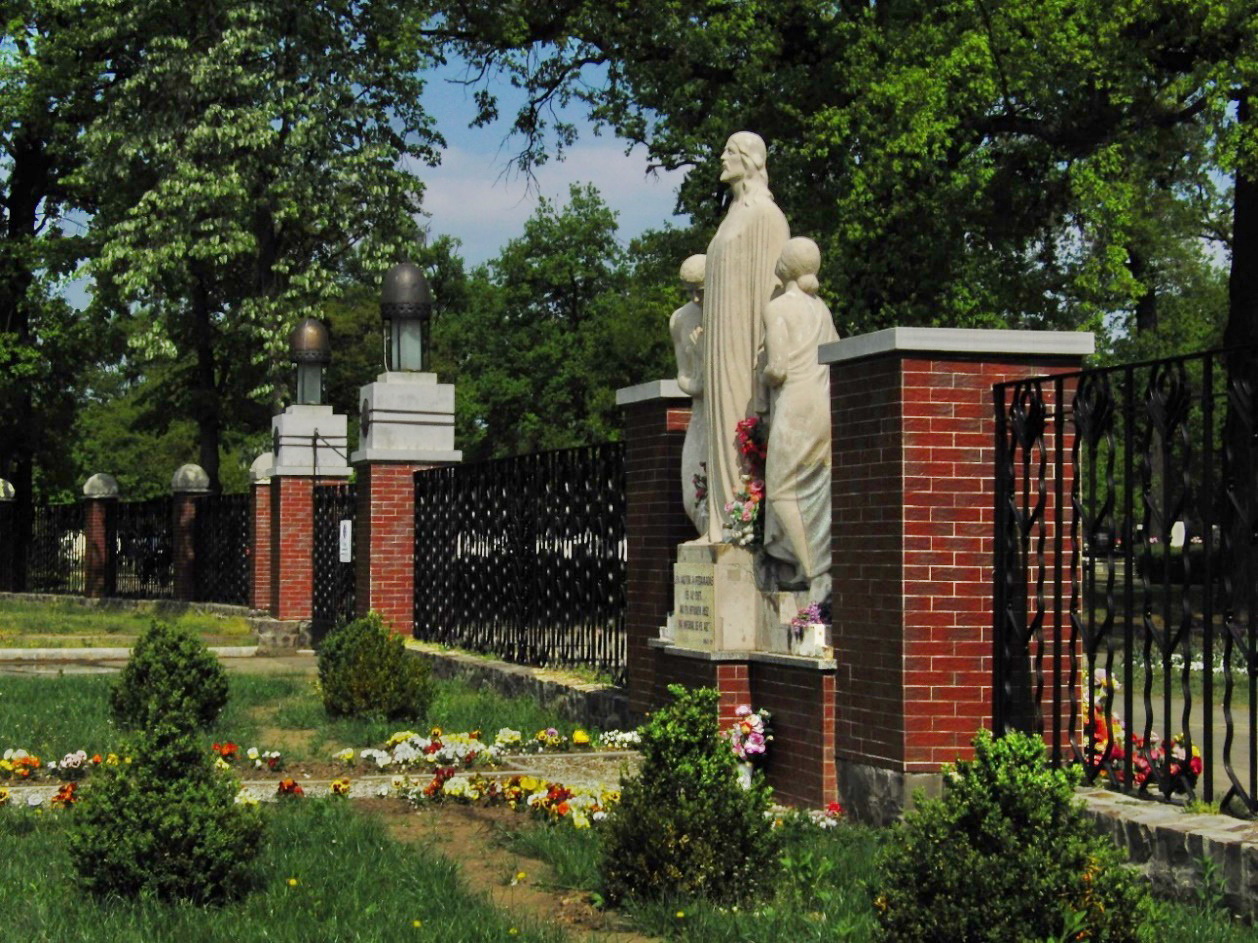 Haupteingang des städtischen Friedhofs